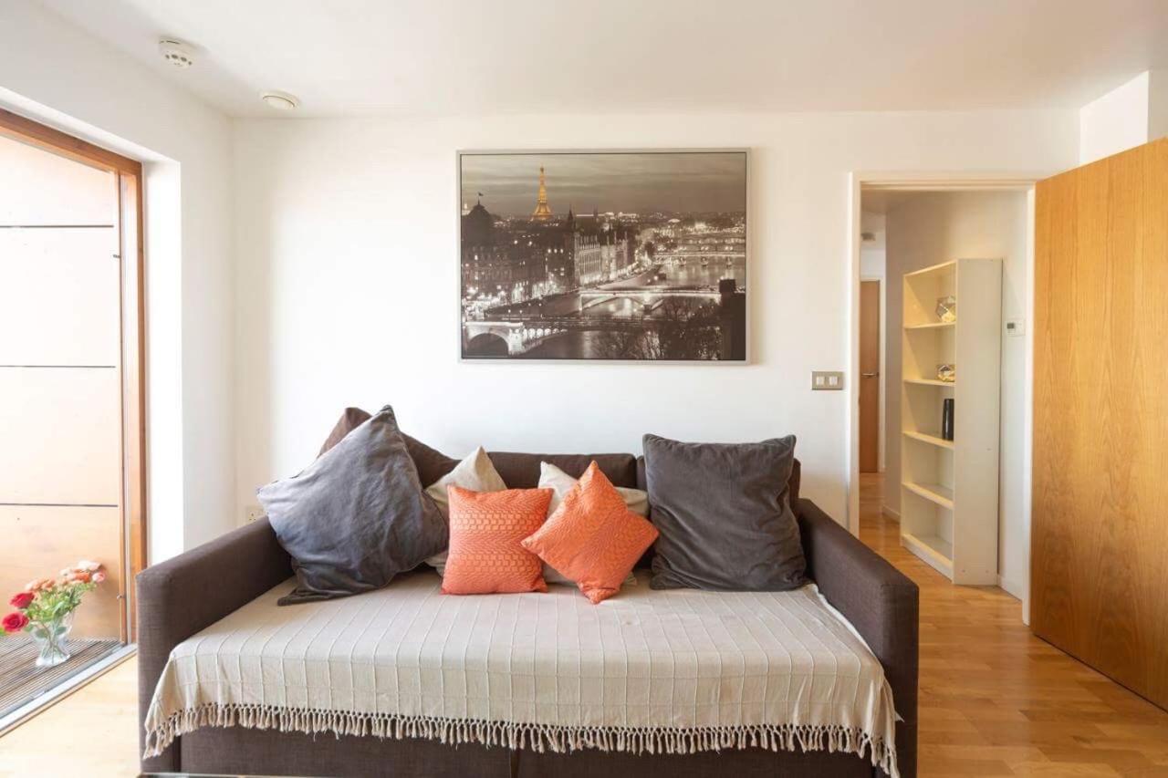 Room With Private Bathroom In A Modern Two Bedroom Two Bathroom Flat London Exterior photo